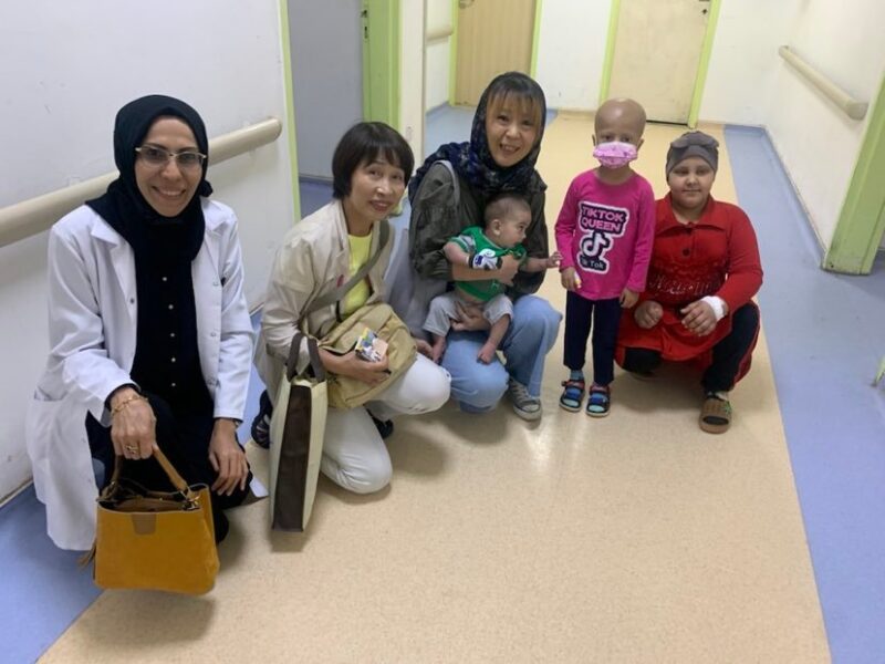 イラクの病院にて小児がんの子どもとご家族・医師・SIC代表 小野万里子